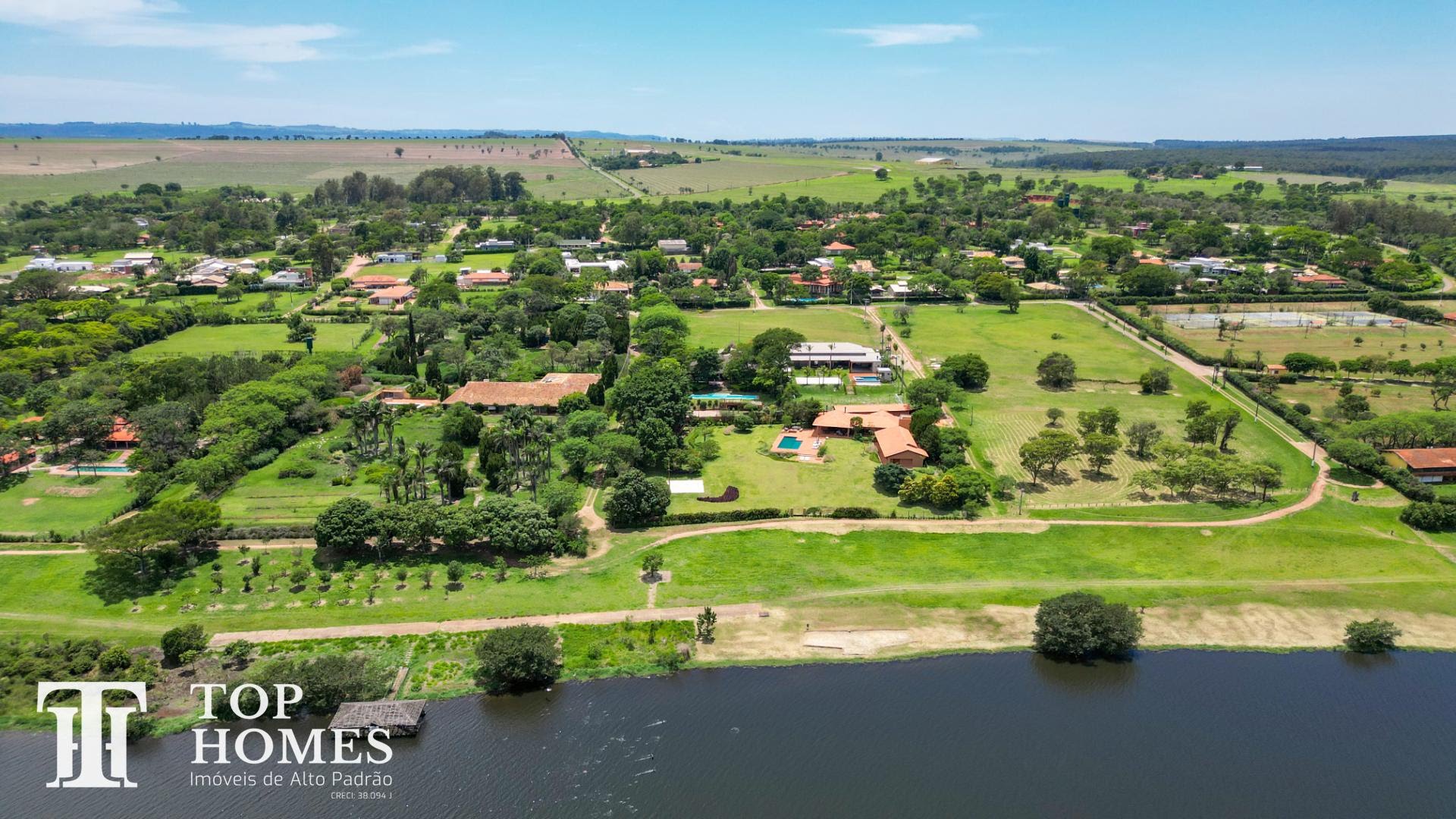 Casa de alto padrão à venda na represa do Broa no condomínio Vila Pinhal em Itirapina/SP