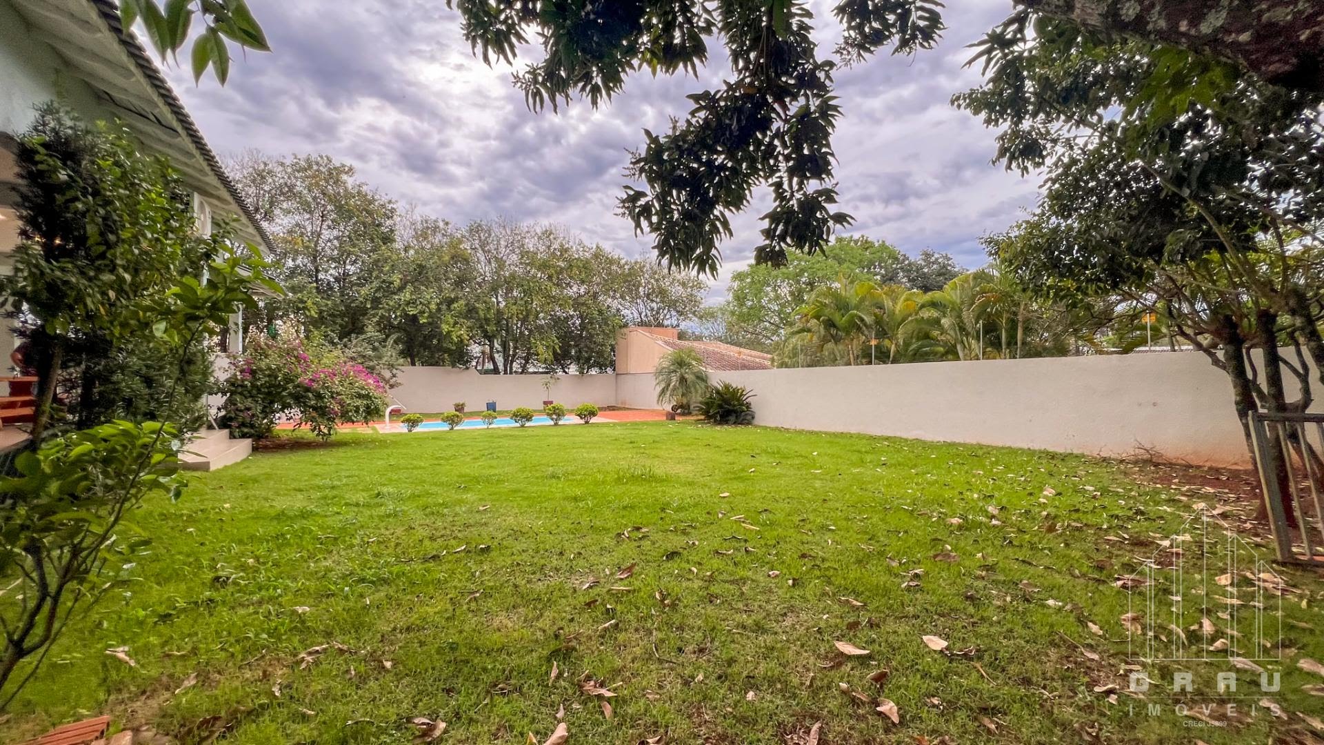 Sobrado com piscina no Jardim Iara  -  Foz do Iguaçu