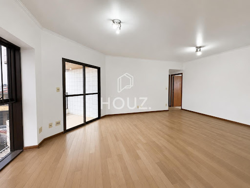 Sala com ambientes integrados e sacada