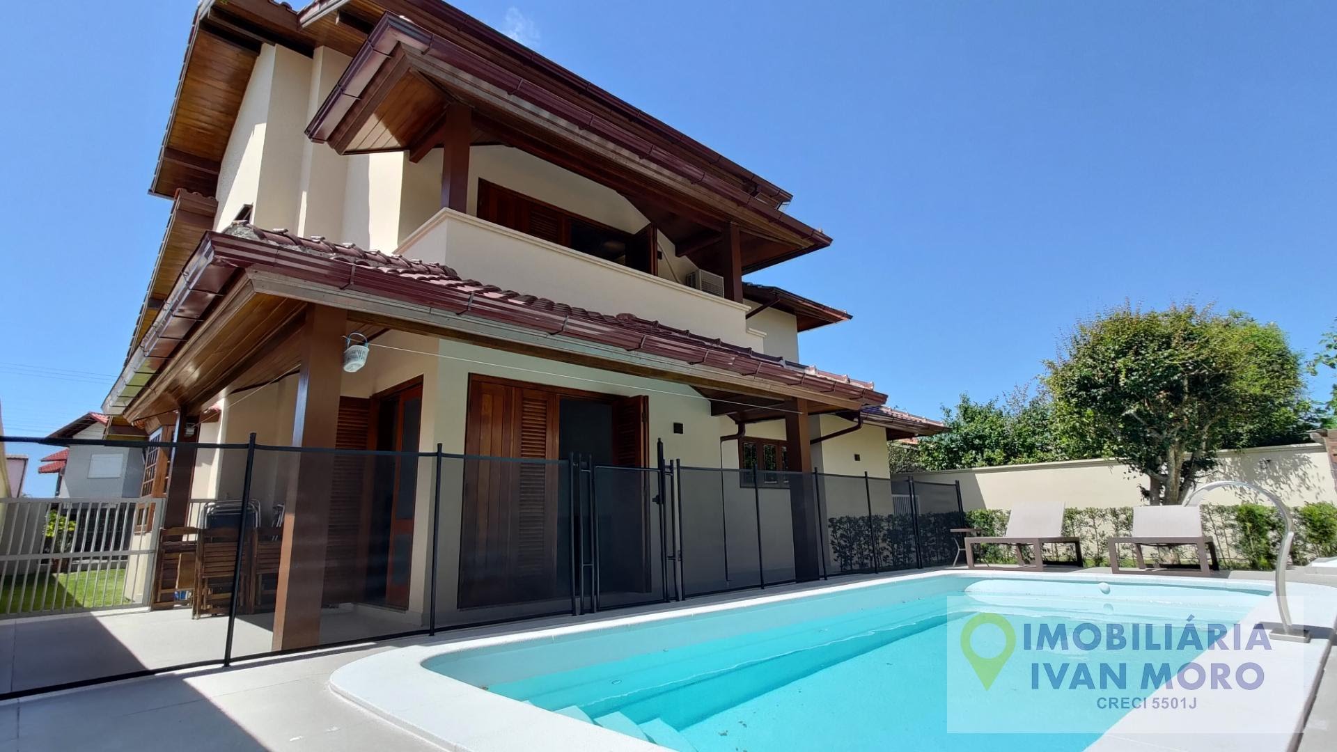 Casa para alugar com 3 quartos, 3 banheiros, 4 vagas e 250m² no Daniela, Florianópolis — foto principal