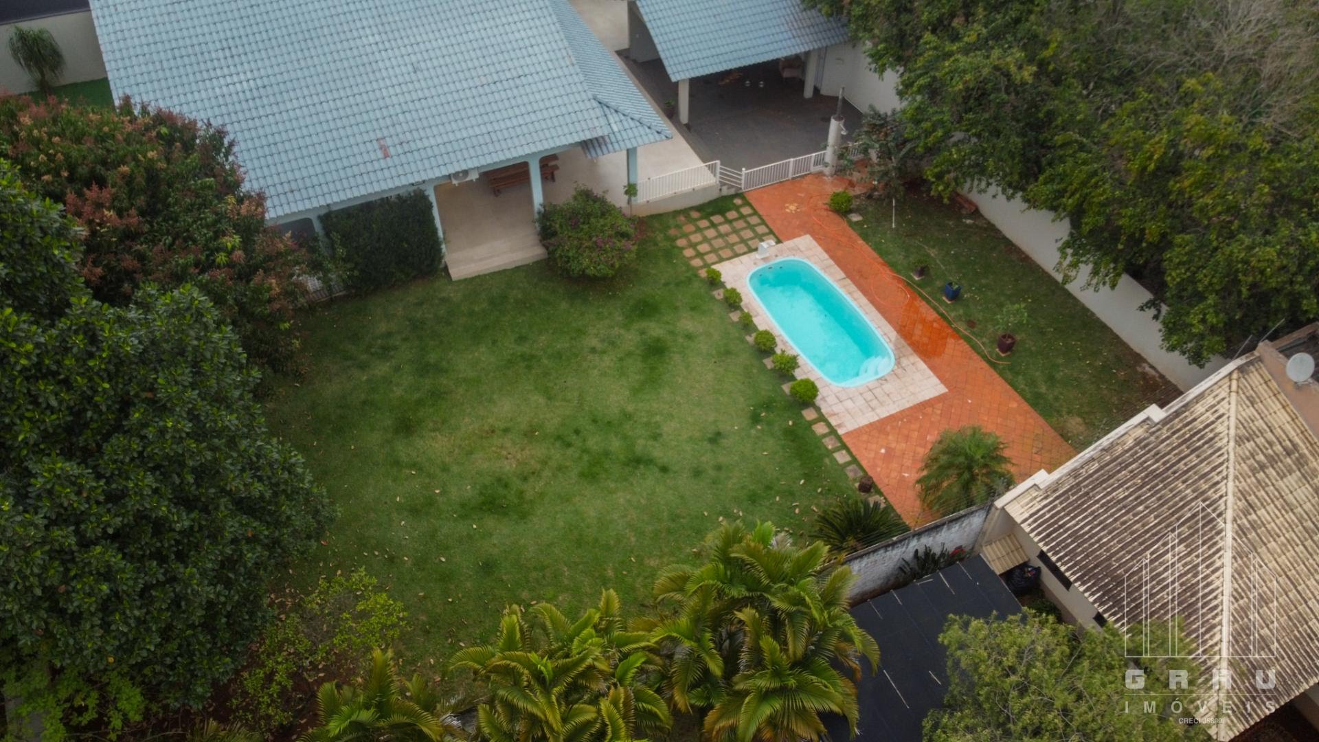 Sobrado com piscina no Jardim Iara  -  Foz do Iguaçu