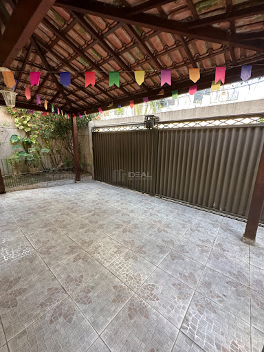 Garagem coberta com portão automatizado 