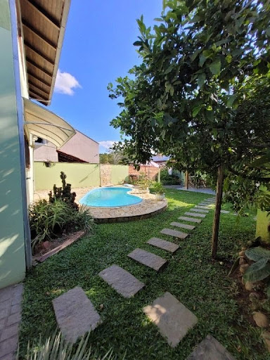 área externa com picina