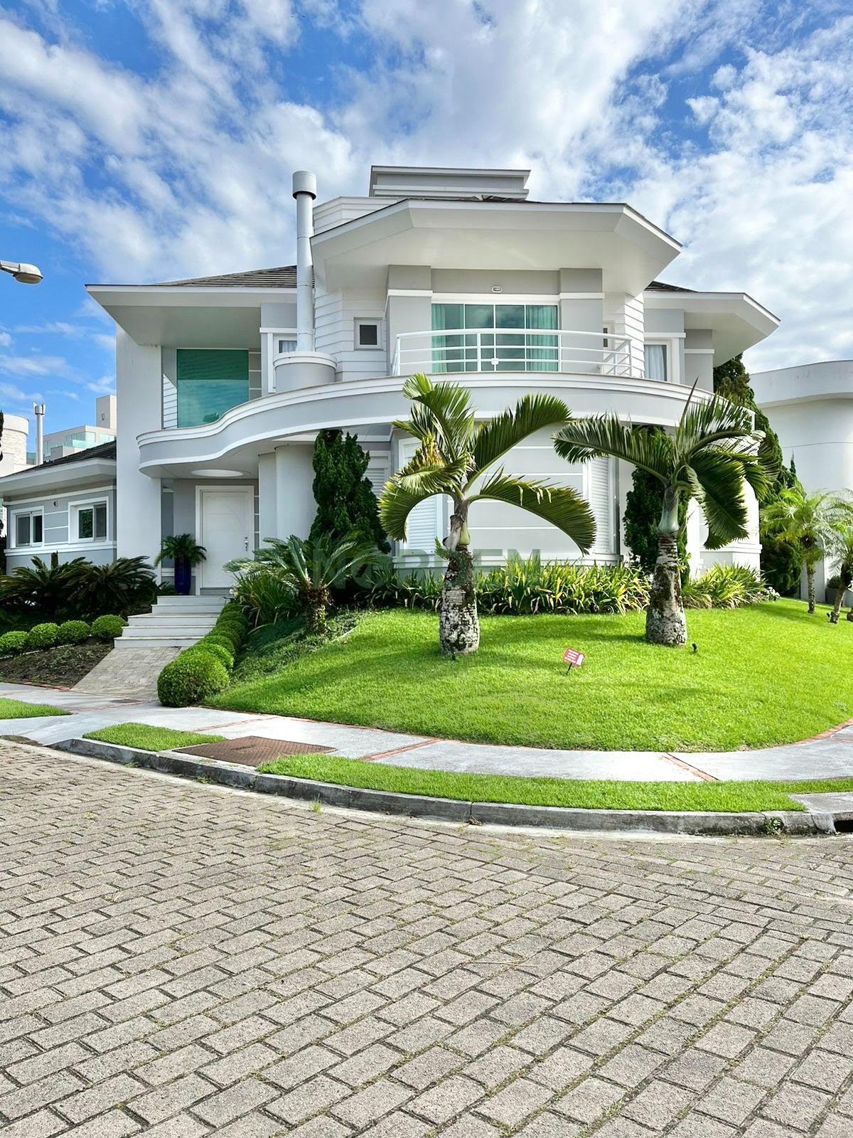 Casa de 465 m² com 4 quartos na Amoraeville, Jurerê