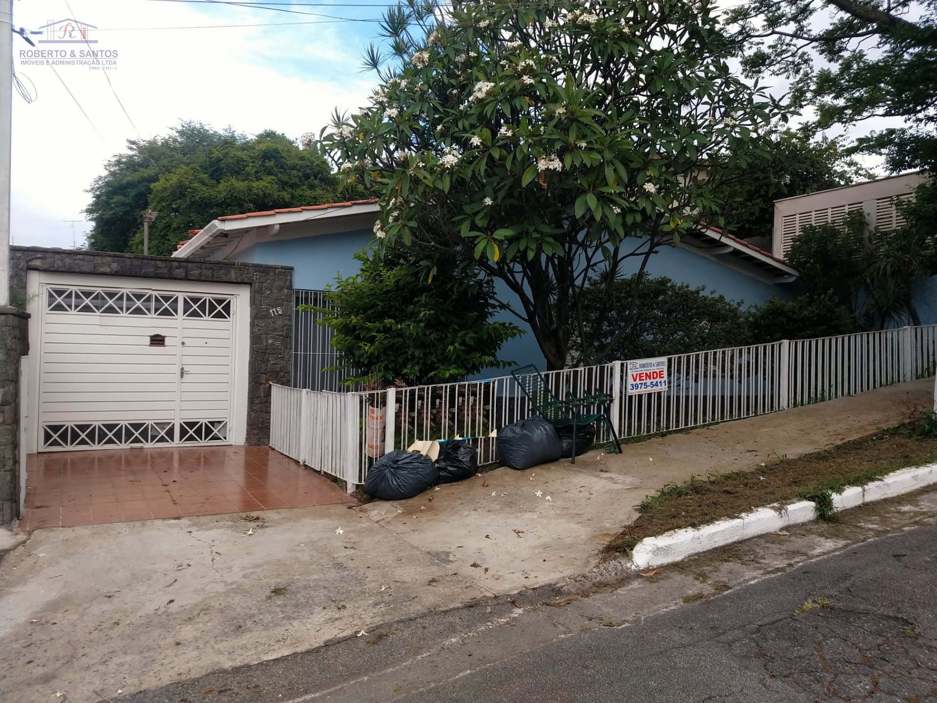 Frente com 12 mts.
