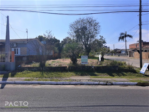 Casa em Jardim das Avenidas  -  Araranguá. Características do imóvel:  Casa de alvenaria em mau estado de conservação, Terreno medindo 13,00 metros de frente, por 30 metros de fundos    