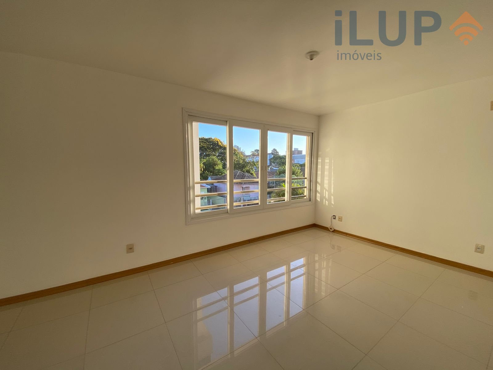 SALA DE ESTAR - VISTA RUA FRENTE