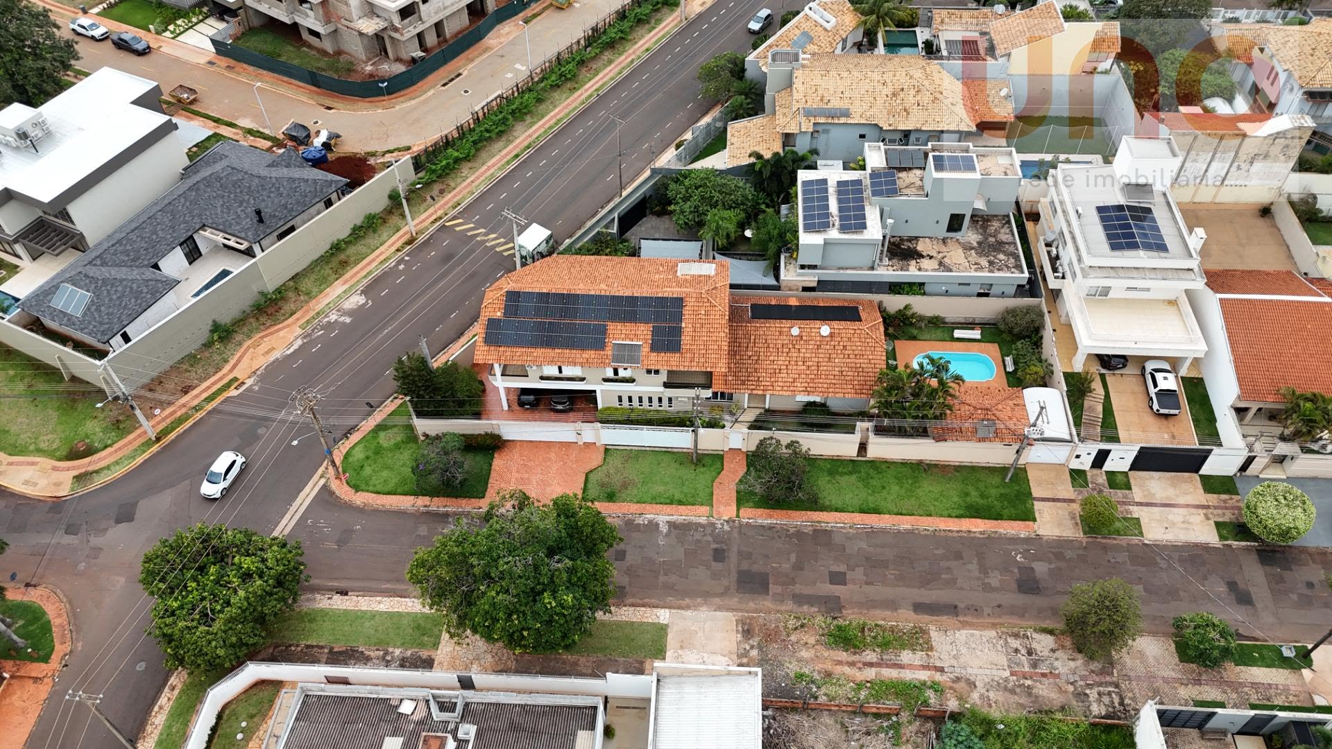 Casa de esquina com grande visibilidade na frente