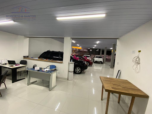 Loja de exposição ao fundo