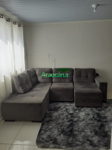 Sala com painel de TV e sofá