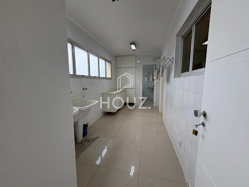 Ampla lavanderia com quarto de serviço + banheiro