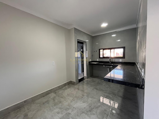 Casa à venda no Condomínio Villagio Wanel – Sorocaba/SP 140m² de área construída, 03 dormitórios, sendo 01 suíte e 04 vagas de garagem.