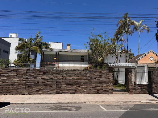 Descubra o privilégio de viver no coração de Araranguá! Esta incrível residência, localizada no Centro, oferece o equilíbrio perfeito entre conforto, espaço e praticidade. Com impressionantes 451m² de