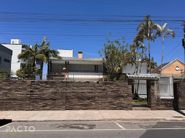Descubra o privilégio de viver no coração de Araranguá! Esta incrível residência, localizada no Centro, oferece o equilíbrio perfeito entre conforto, espaço e praticidade. Com impressionantes 451m² de