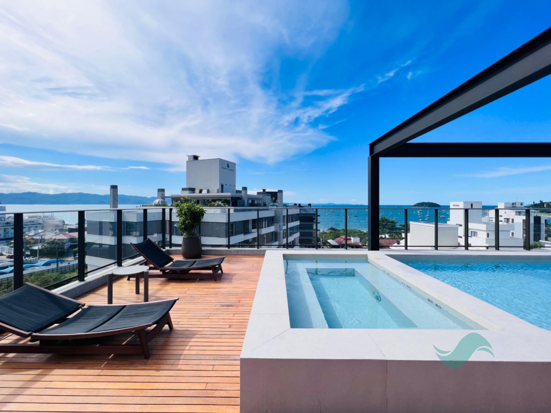 piscina com vista para o mar