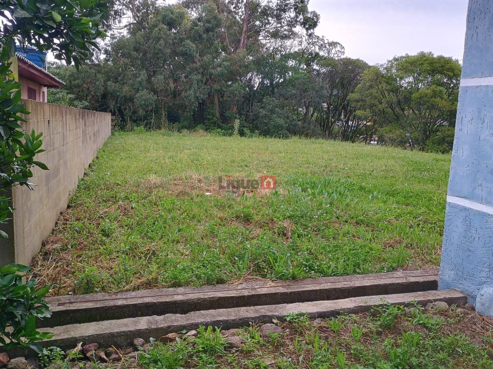 Terreno de fundos com servidão de passagem