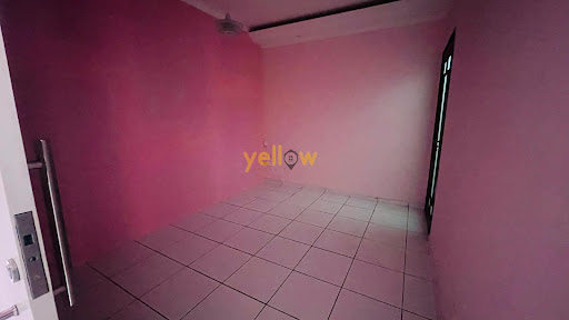 Casa comercial em Vila Flora Regina, Arujá: 4 dormitórios, 2 suítes, 3 banheiros. Aluguel por R$ 7.000/mês.