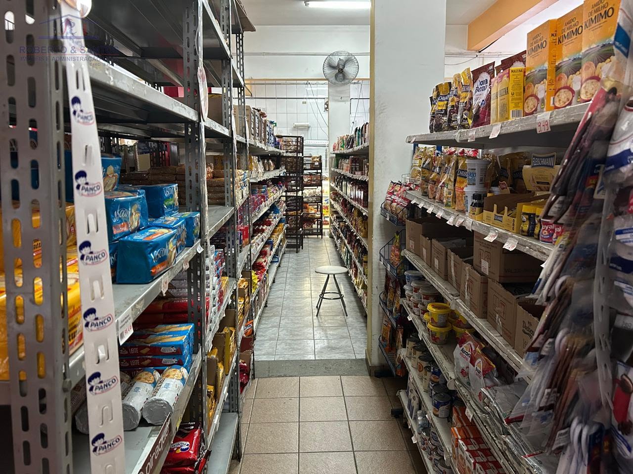 Prateleiras de mercadorias para venda