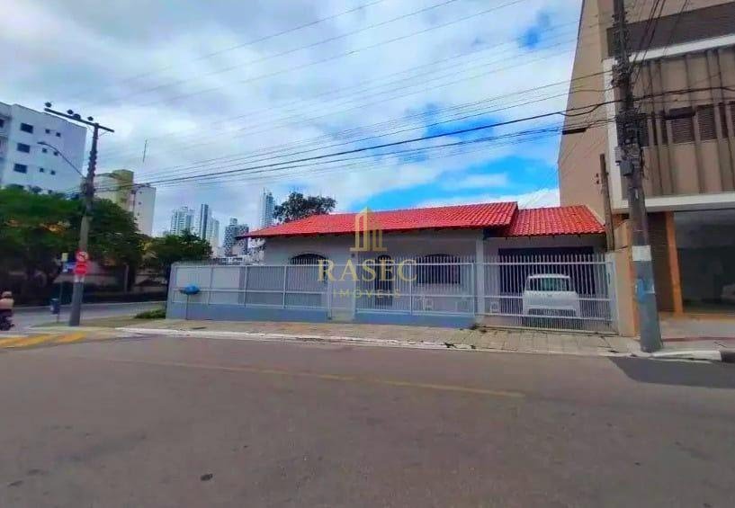 Casa à venda com 3 quartos, 3 banheiros, 2 vagas e 250m² no Nações, Balneário Camboriú — foto principal
