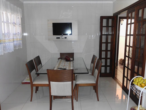 Sala de jantar com porta balcão de vidros