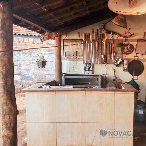Área construída: casa e varanda: 145 metros quadrados. Obs: casa é geminada. Área total do terreno: 650 metros quadrados. Informações adicionais : faz fundo com a esplanada ferroviária e futuro prolon