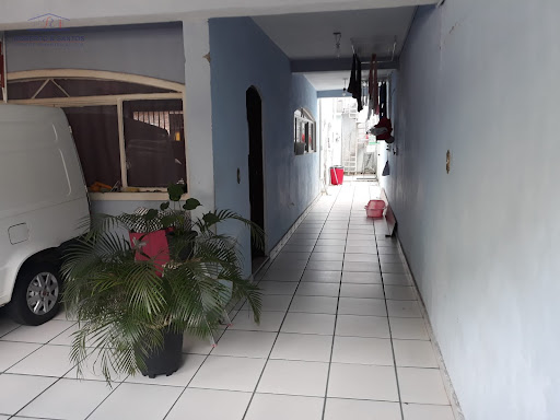 Corredor e vaga de garagem coberta
