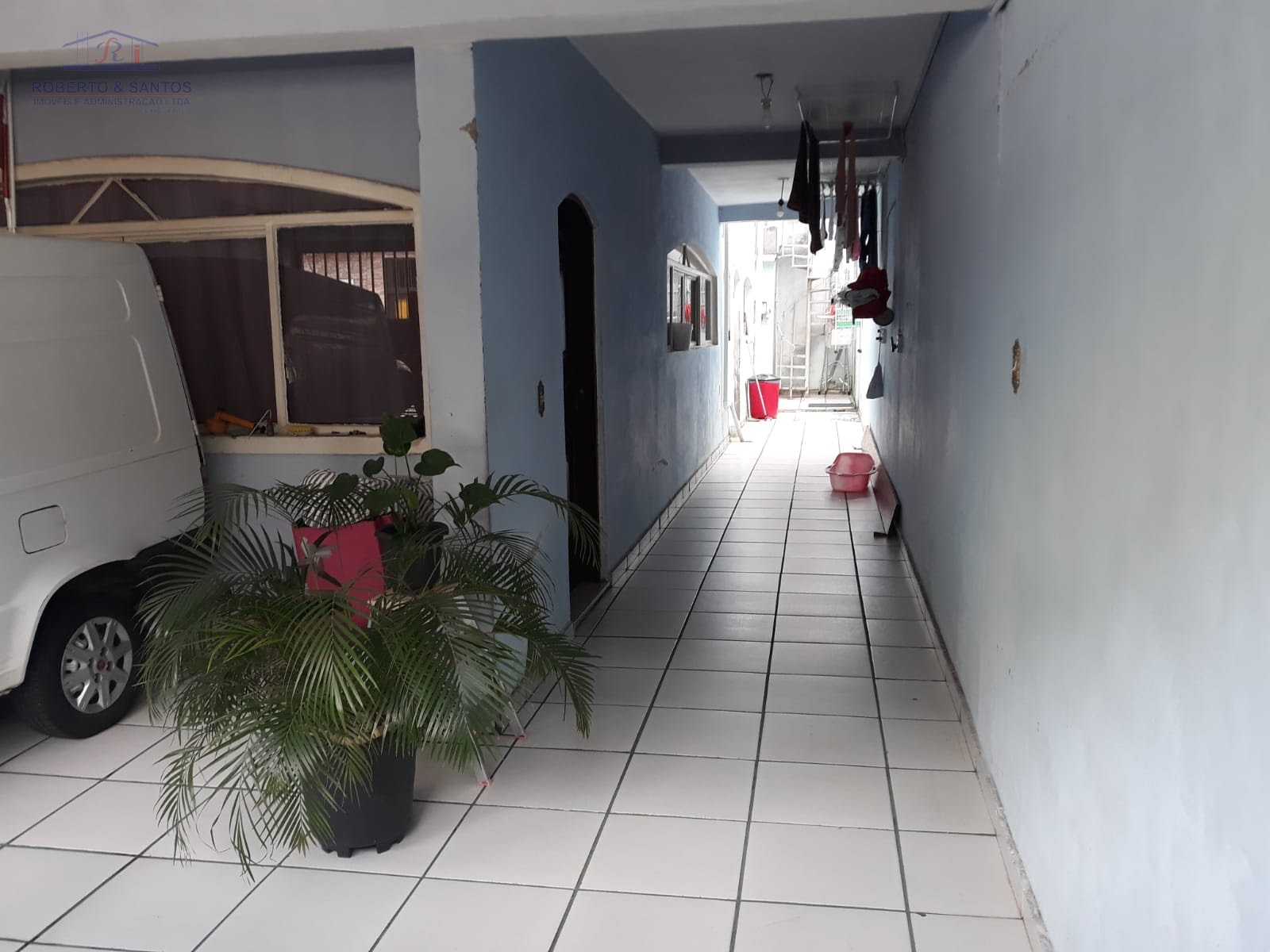 Corredor e vaga de garagem coberta