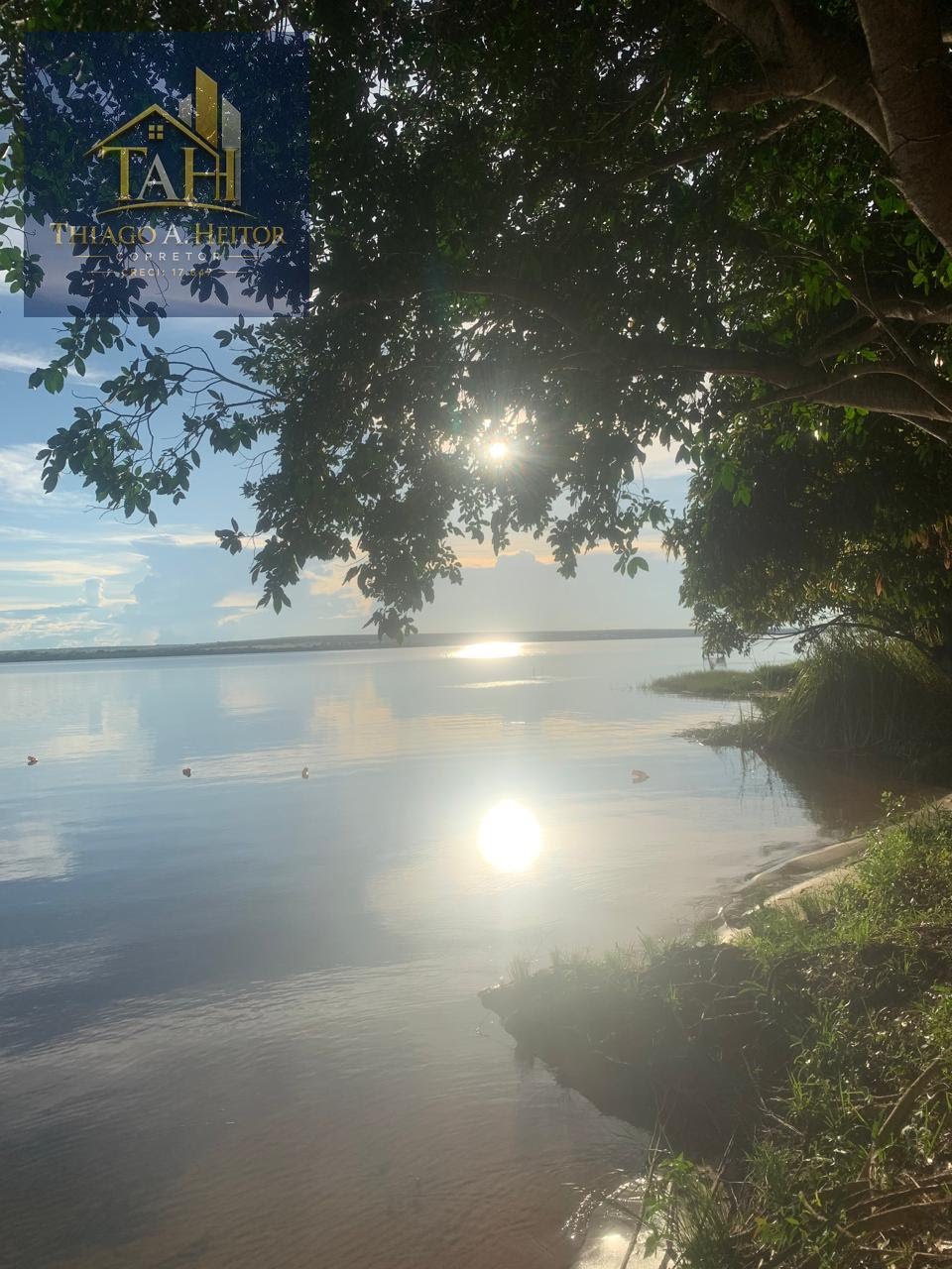 Entardecer na beira do rio