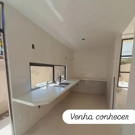 Encante-se com esta excelente casa localizada em Ouro Verde, em Rio das Ostras, perfeita para quem busca conforto, praticidade e uma ótima oportunidade de investimento. Com ambientes bem distribuídos 