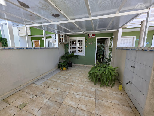 Sobrado 3 quartos, 1 suíte, região de comércios em Caiobá