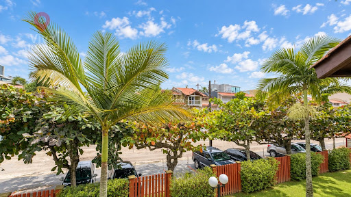 Apartamento duplex mobiliado com 45 m², localizado no coração de Jurerê. Possui um dormitório com armários, cama, cofre e ar-condicionado, sala aconchegante com sofá, TV e mesa de jantar, cozinha equi