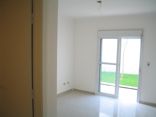 Suite com porcelanato, e jardim ao fundo