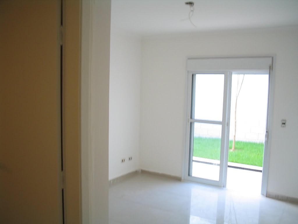 Suite com porcelanato, e jardim ao fundo