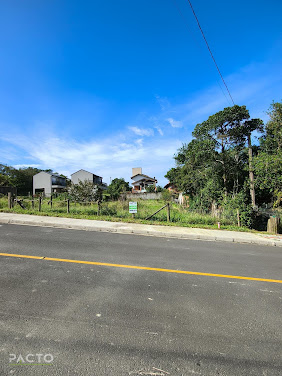 Descubra uma excelente oportunidade em Morro dos Conventos, Araranguá: um terreno com localização privilegiada, ideal para quem deseja investir ou construir com tranquilidade e valorização garantida. 