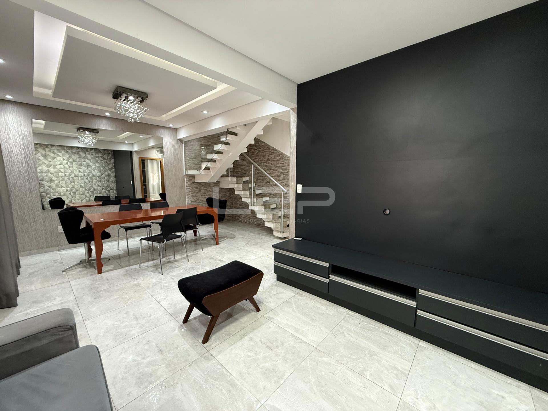 Casa à venda com 4 quartos, 2 banheiros, 2 vagas e 150m² no Medeiros, Jundiaí — foto principal