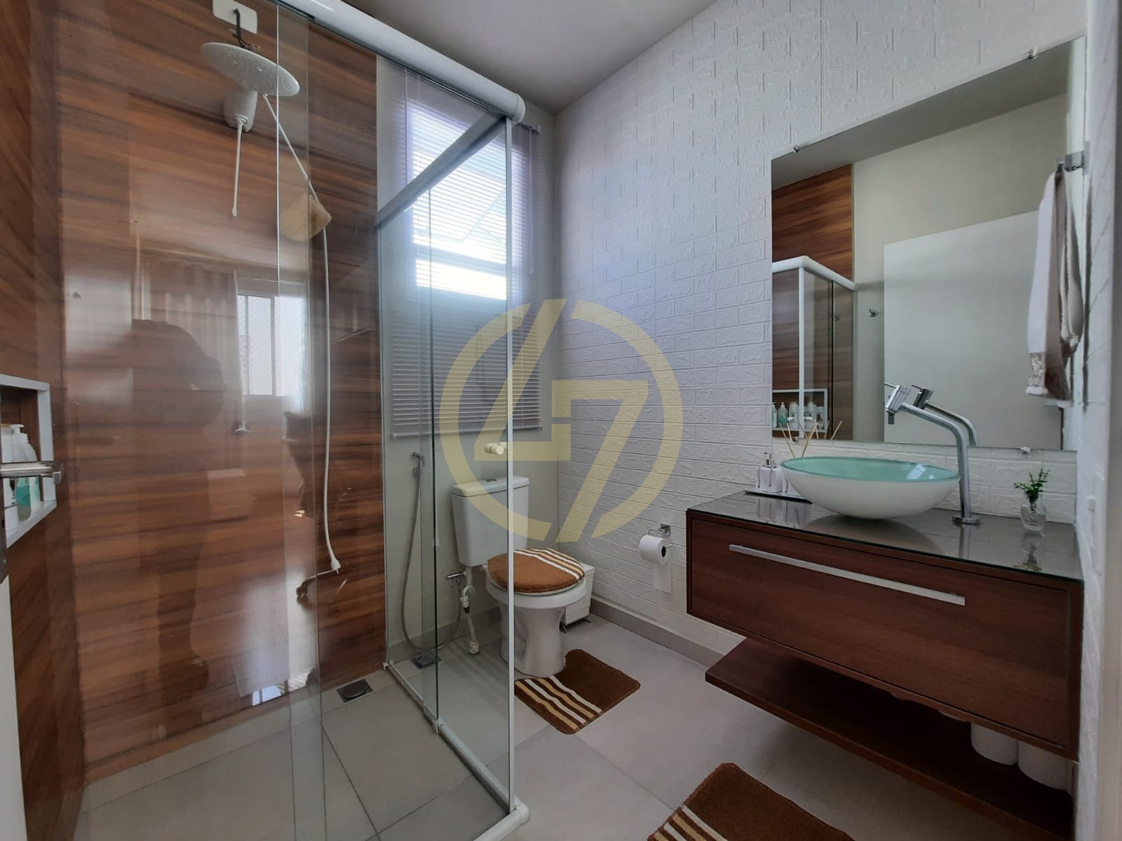 Banheiro c/ Porcelanato, Box e Gabinete