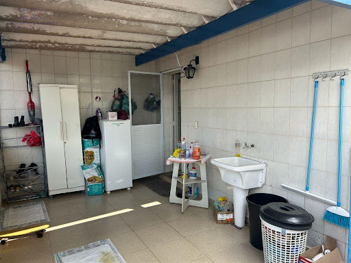 Varanda e área de serviço do lado da cozinha
