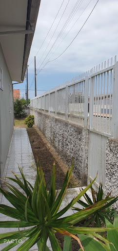 Casa em Balneário Arroio do Silva SC, Casa construída em uma esquina, toda em lage, com 03 dormitórios sendo uma suíte, Garagem para 03 veículos, churrasqueira, 02 banheiros, sala, sala de janta, cozi