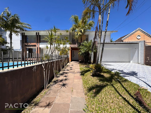 Descubra o privilégio de viver no coração de Araranguá! Esta incrível residência, localizada no Centro, oferece o equilíbrio perfeito entre conforto, espaço e praticidade. Com impressionantes 451m² de