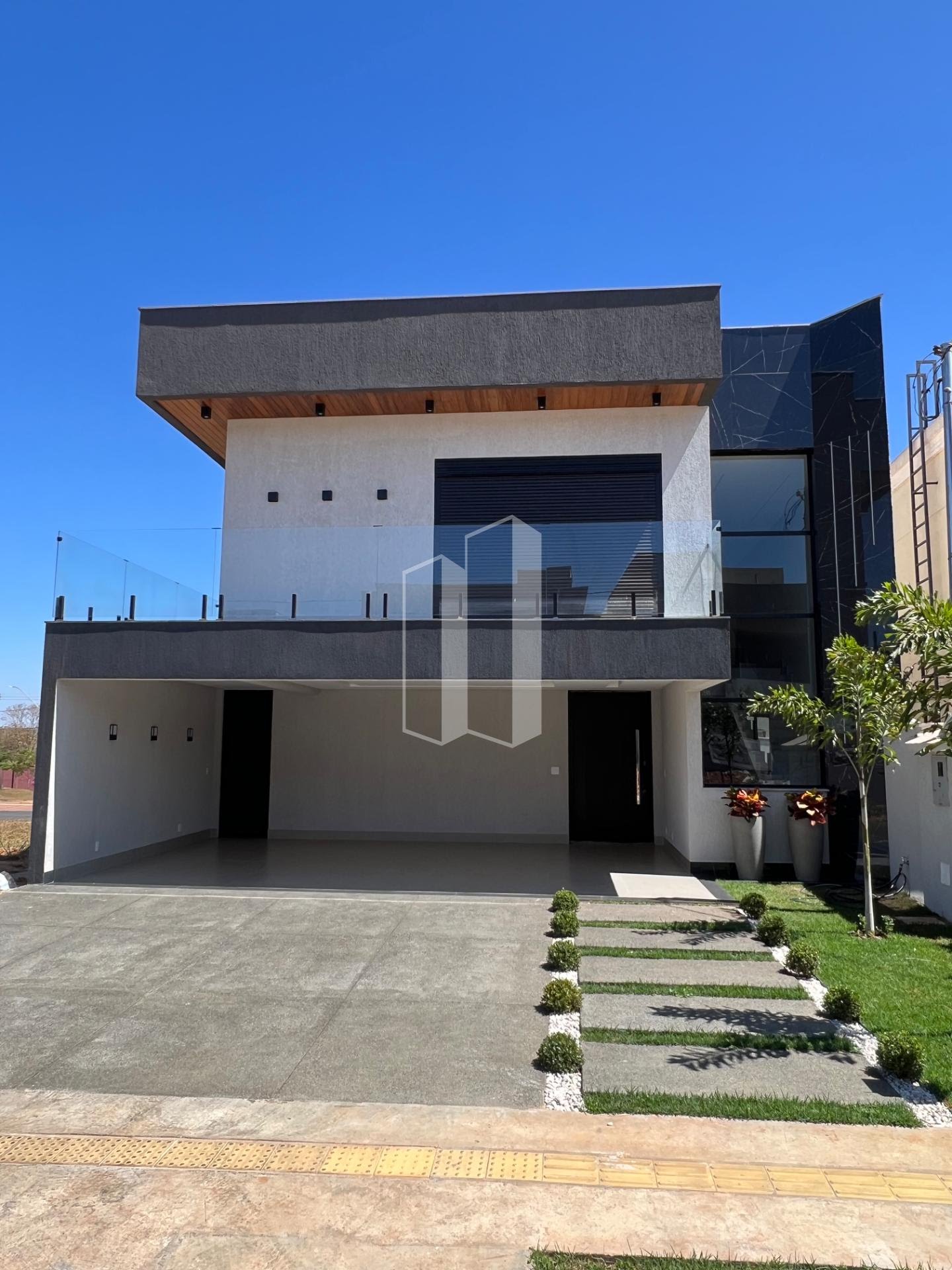 Casa à venda com 4 quartos, 4 banheiros, 2 vagas e 246m² no Jardins Capri, Senador Canedo — foto principal