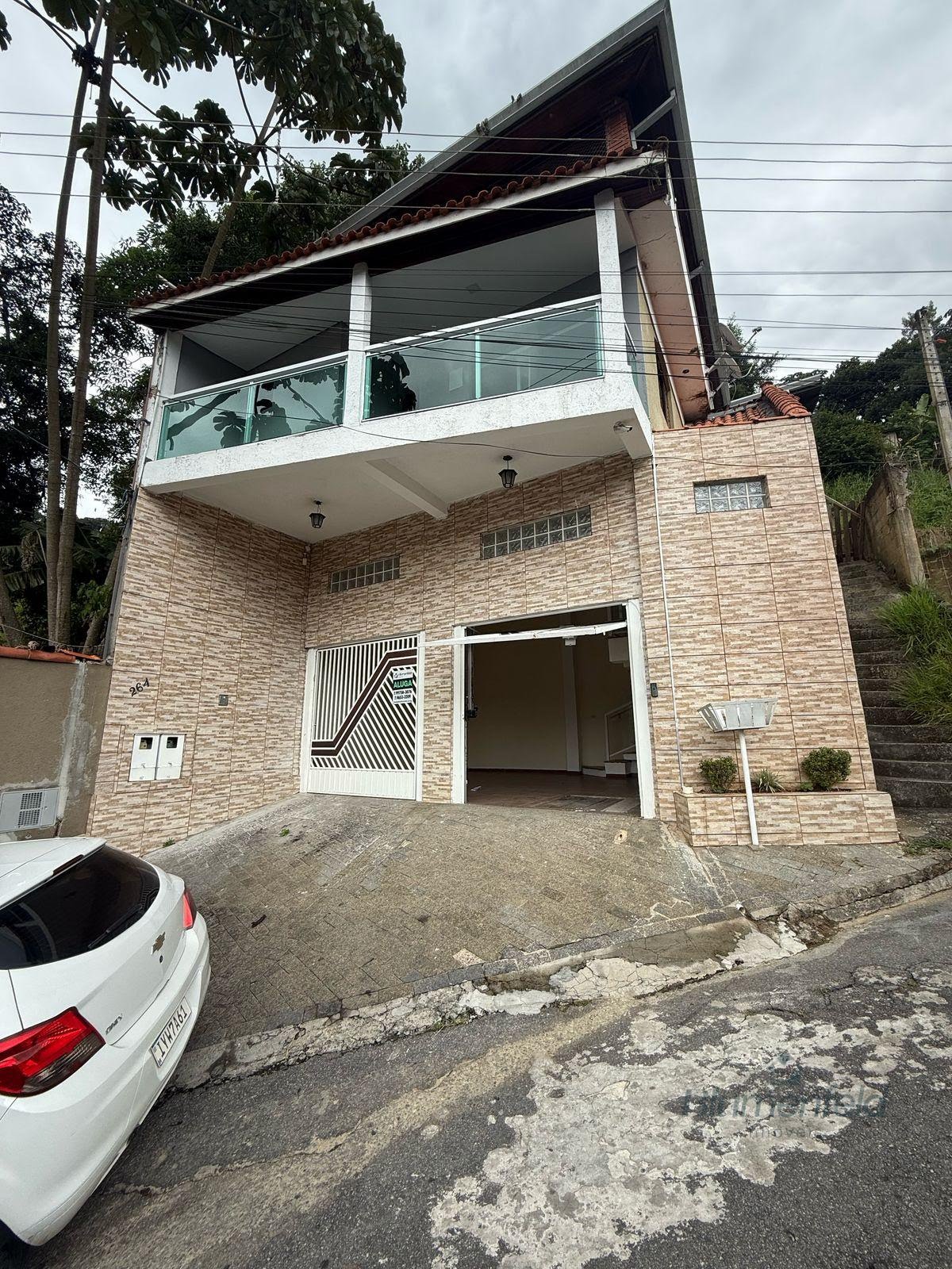 Casa para alugar com 5 quartos, 4 banheiros, 4 vagas e 250m² no Vila Arujá, Arujá — foto principal