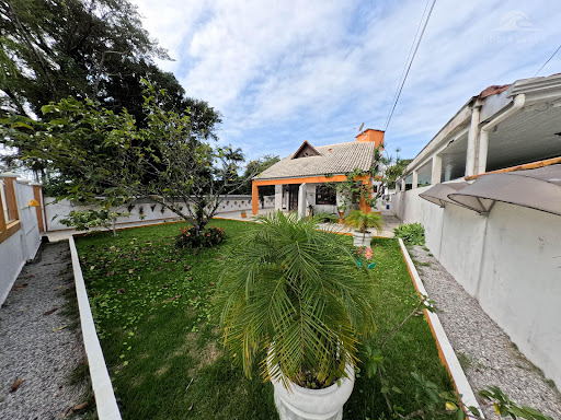 Casa 2 Pavimentos, 3 Quartos, Amplo Terreno, Região