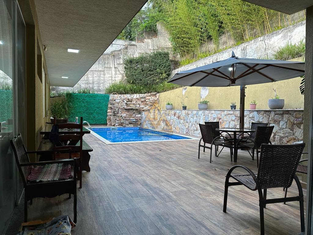 Casa à venda com 5 quartos, 4 suítes, 4 vagas e 385m² no Centro, Blumenau (SC) — foto 9 de 10