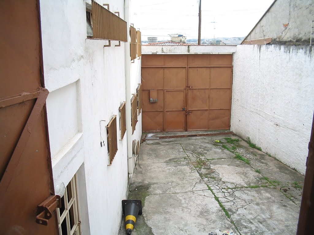 Vista do portão pela rampa