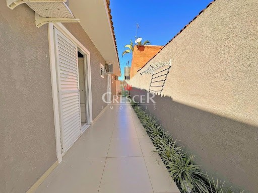 Casa com 03 quartos e piscina